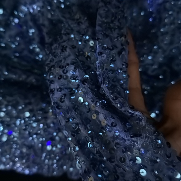 MAC DUGGAL
Puff Shoulder Sequined Surplice Gown new with tag size 8 - Picture 7 of 8